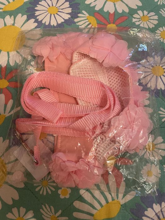 Arnês com flores e trela