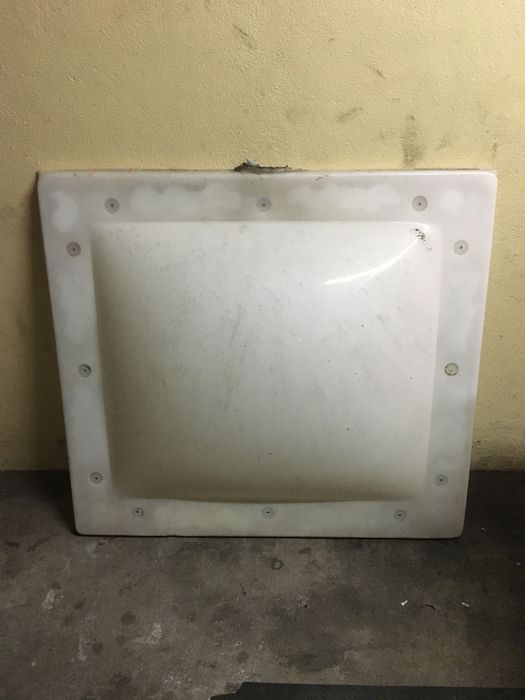 Clarabóia de telhado ou de lage invertida.