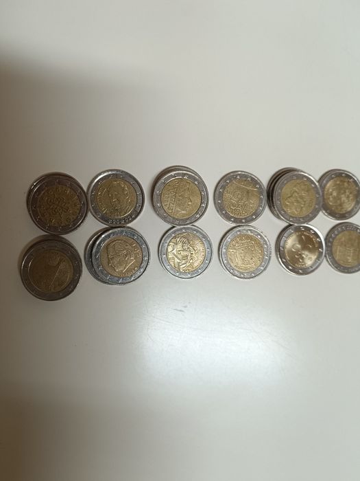 Várias moedas de 2 eur