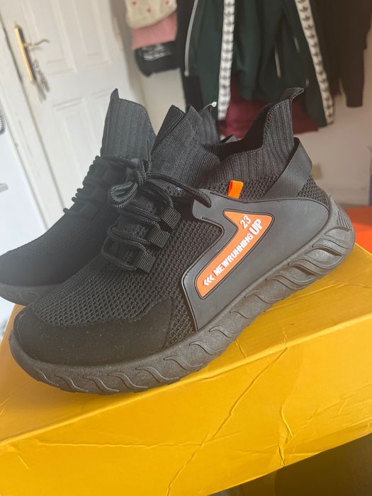 Tênis de corrida novo na caixa