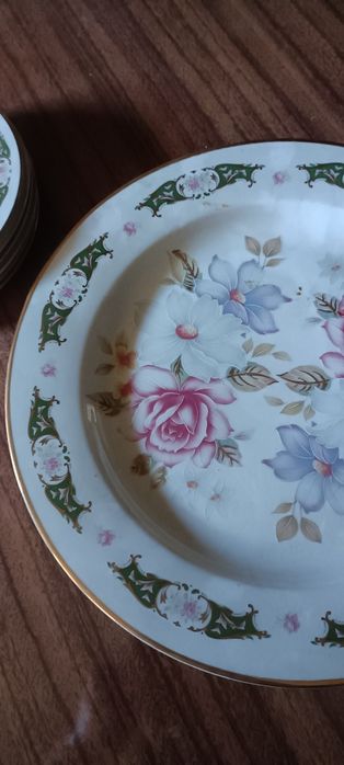 Prato bolo com pratos de sobremesa