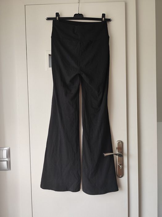 Czarne spodnie dzwony