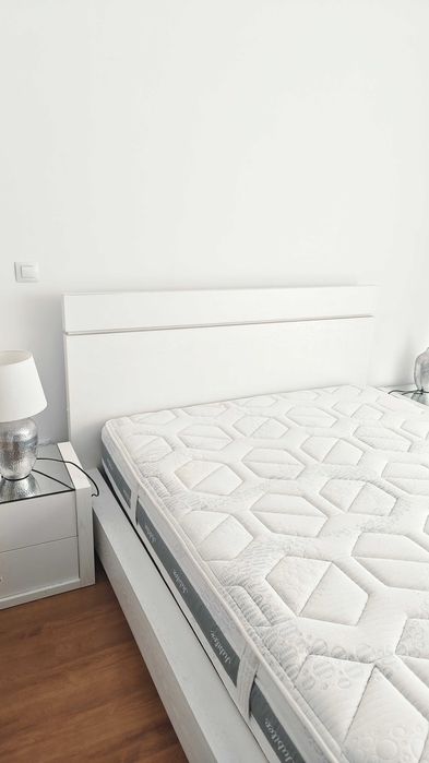 Cama de casal branca (150x200) com luz, estrado e 2 mesas cabeceira