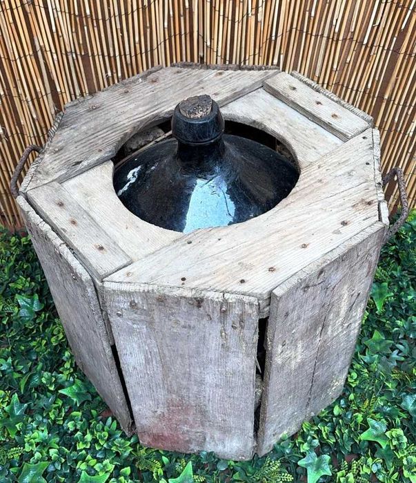 Garafões antigos de 40L, em grade de madeira (dois)