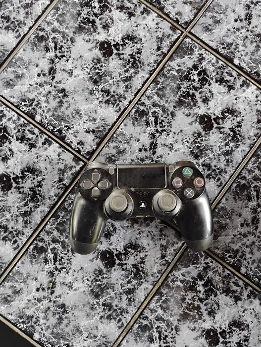 Sprzedam PS4 z padem rezerwacja