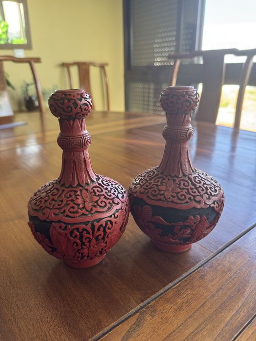 Dois vasos vermelhos de cinábrio chines feitos à mão