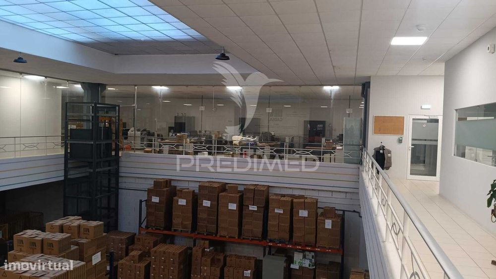 Arrendar Armazém e escritorio 1700m2 excelentes condições, em Sintra