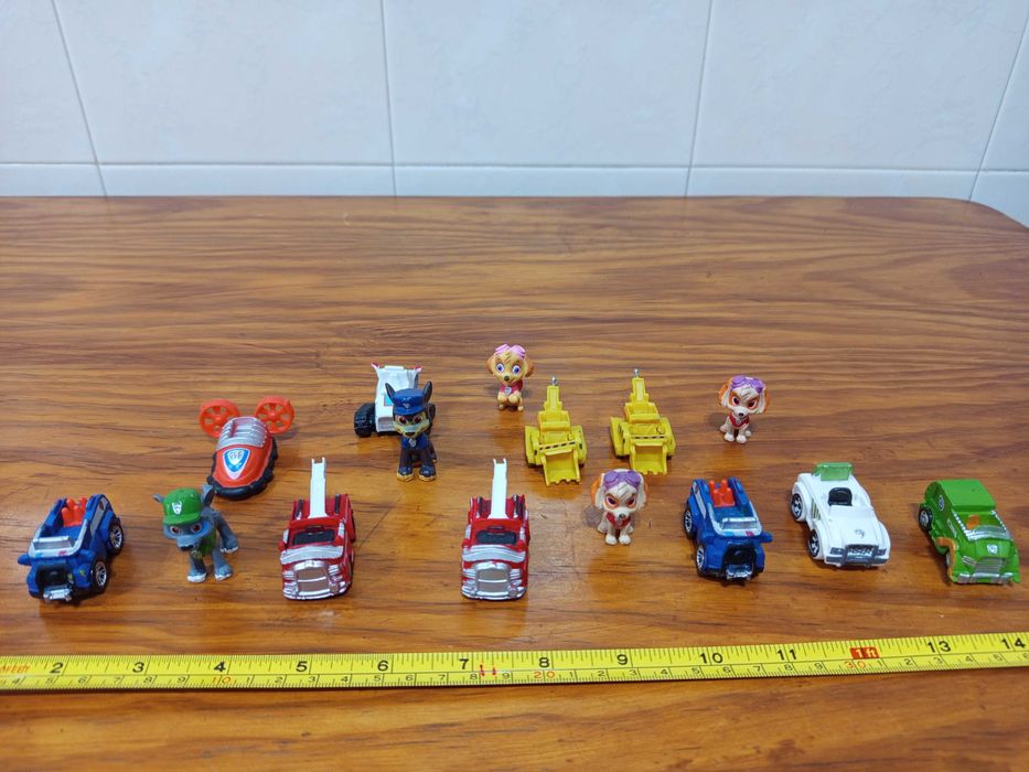 Vários bonecos patrulha pata