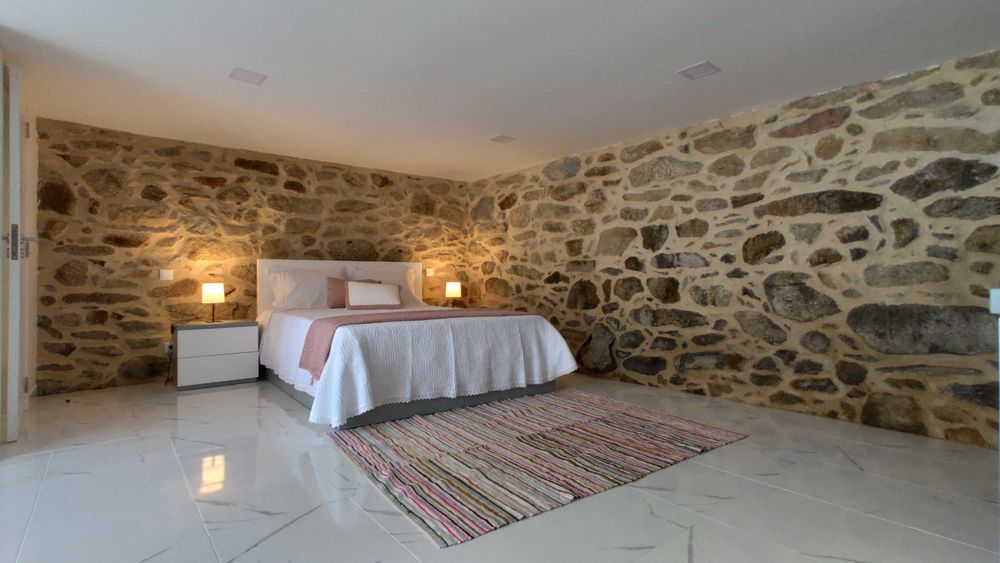 Cama e mesinhas de cabeceira novas