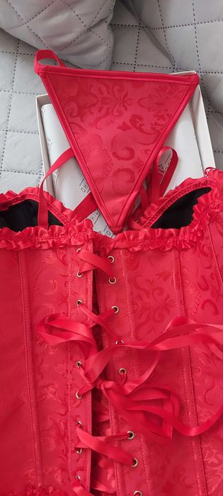 Nowy gorset z satyny