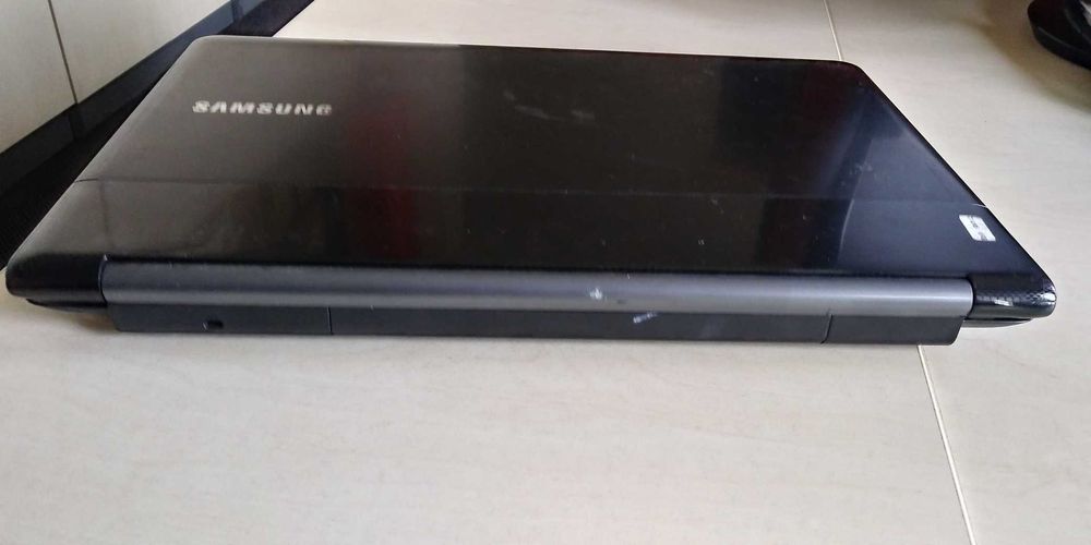 Laptop z zasilaczem