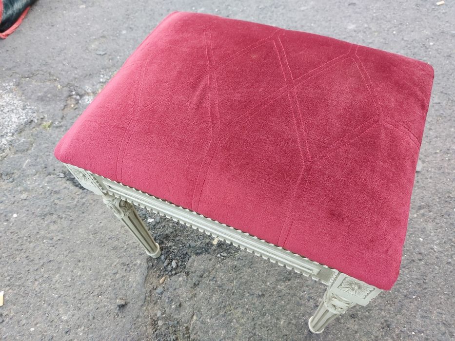 Banqueta tipo Tabouret Luís XVI 

Apresenta elementos como pernas