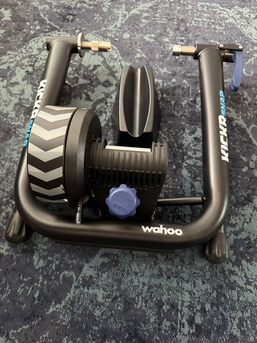 Trenazer Wahoo KICKR SNAP + adapter do sztywnej osi + opona treningowa | Stan idealny