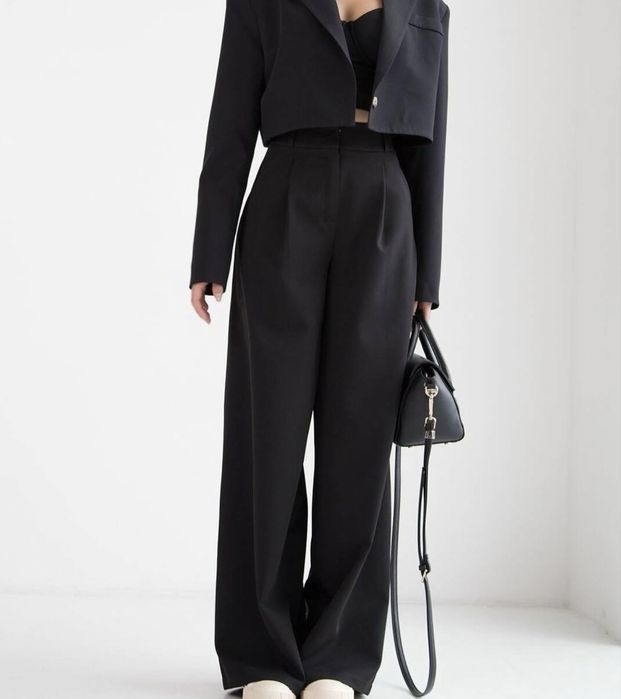 Чорний класичний костюм .Брюки палаццо та укорочений жакет .