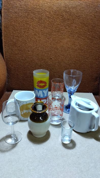 Vários copos e canecas novas e afins