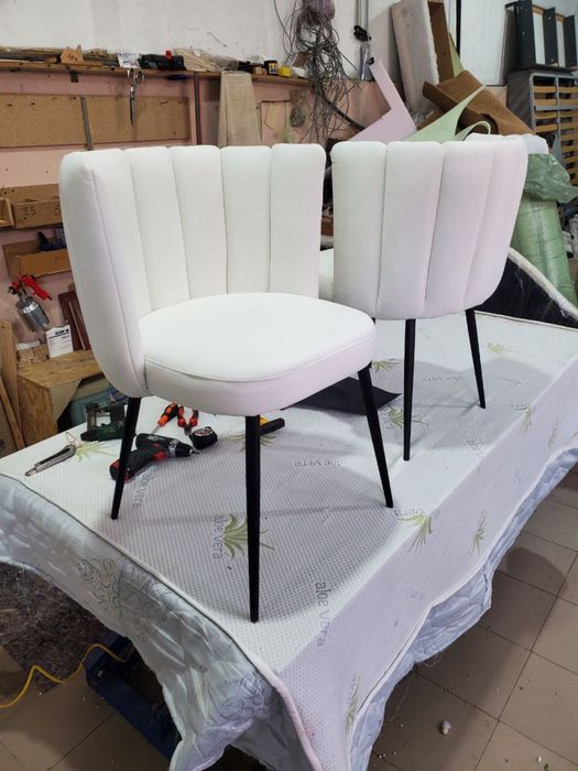 Крісло біле (є 4 штуки)
