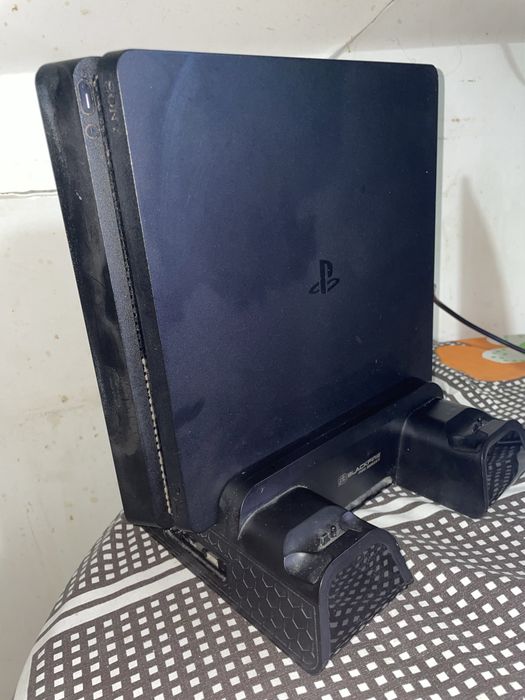 PlayStation 4 Slim 1TB e monitor aoc 100hz-Em ótimo estado