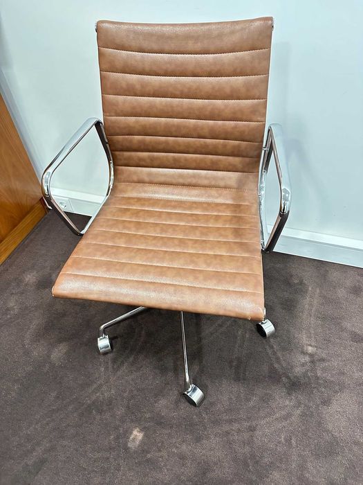 Cadeira escritório moderna como nova