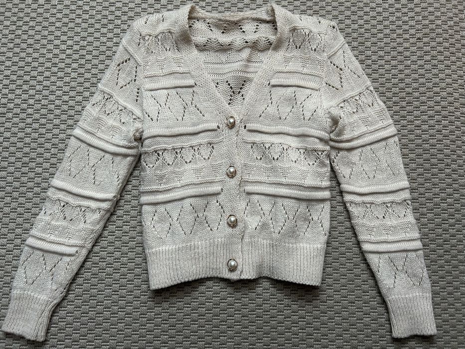 Sweterek ażurowy beżowy perełki XS Sinsay