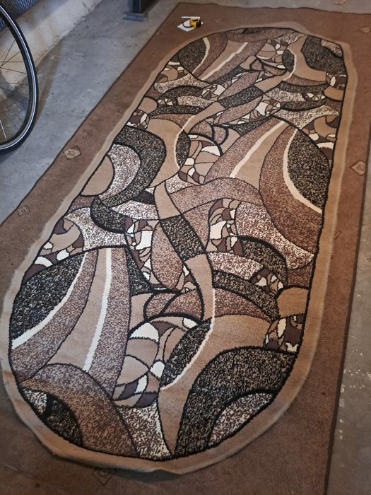 Dywan chodnik brązowo-beżowy.