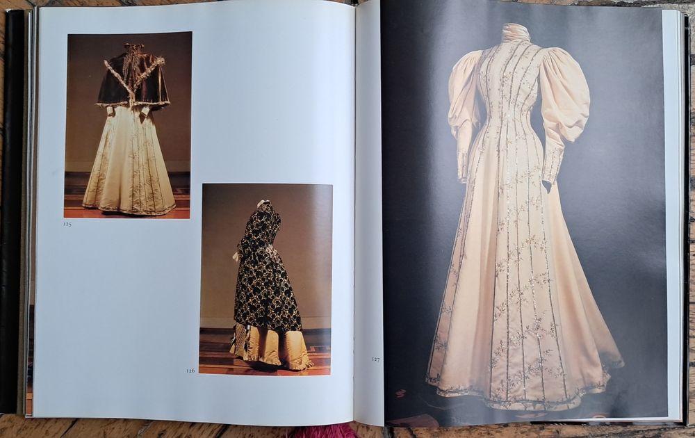 Книга .Костюм в России XVIII-начала XX века.Das Kostum в России. 18. b