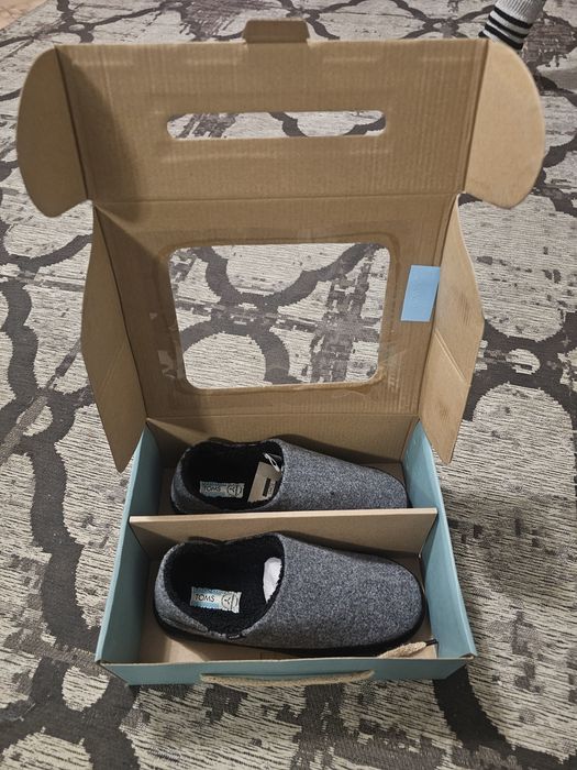 "Продаются новые тапочки Toms Ezra S