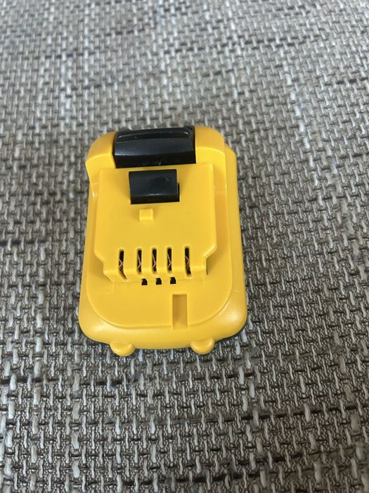 akumulator litowo-jonowy marki DeWalt,