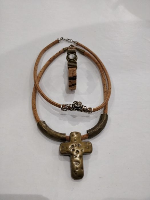 Conjunto de Colar e pulseira em cortiça, artesanal