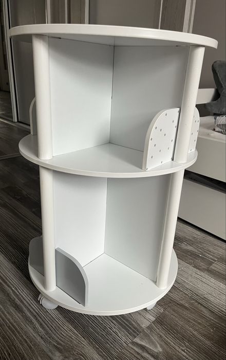 Półka na książki obracana na kółkach