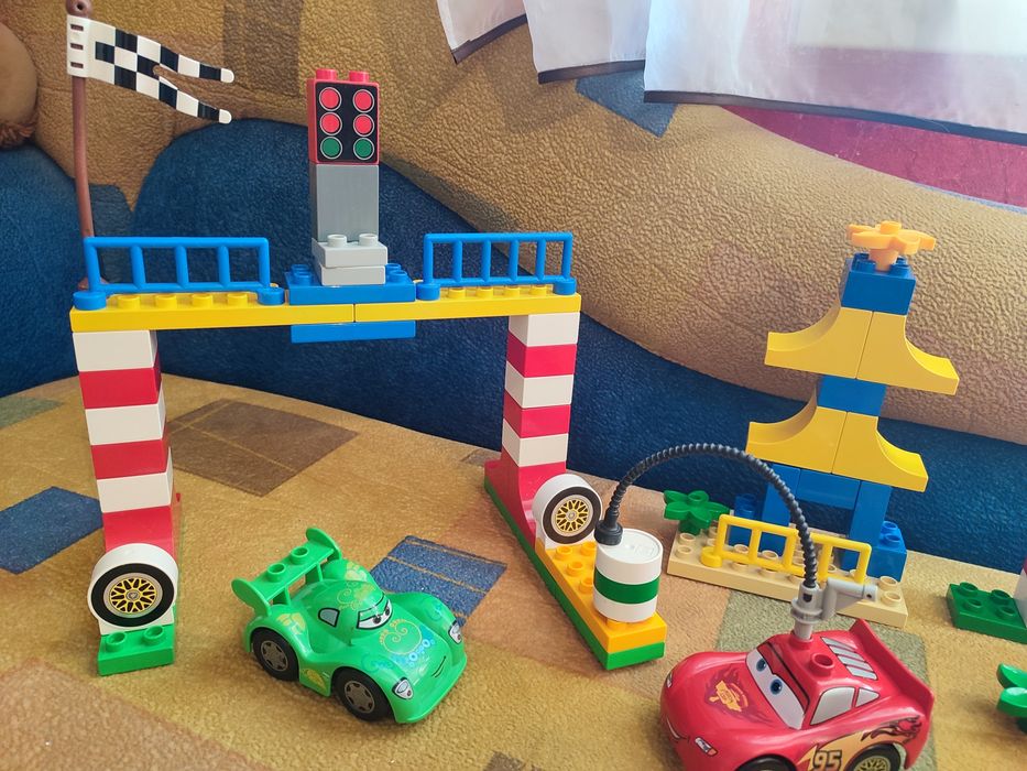 Оригінал LEGO Duplo Тачки: Токійські перегони (8 машинок + валіза і книжка Маквін)