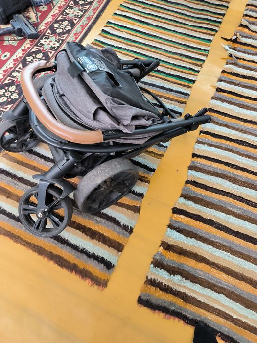 Продам прогулочную коляску 2500грн