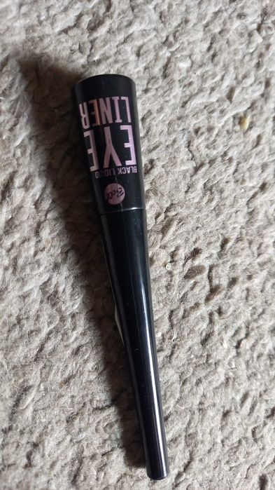 Czarna konturówka do oczu w płynie "Bell"