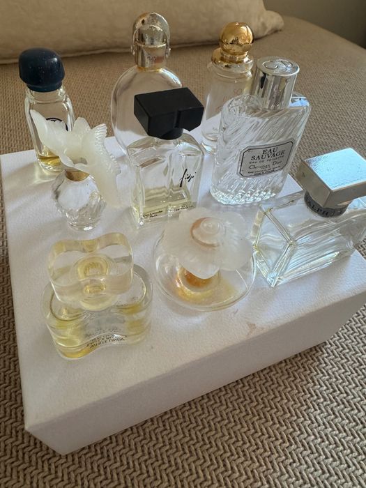 Conjunto de miniaturas de frascos de perfume vazias