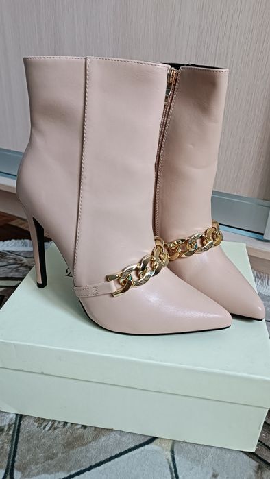 Бежеві ботіночки