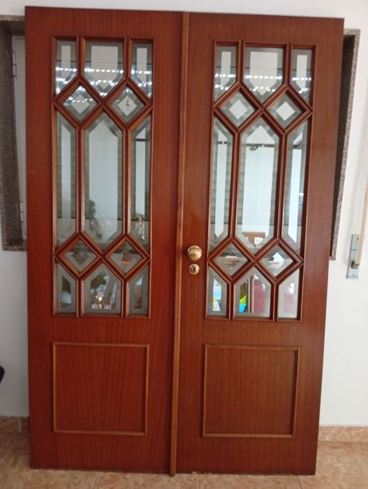Portas interioes, de madeira carvalho. Com vidro.