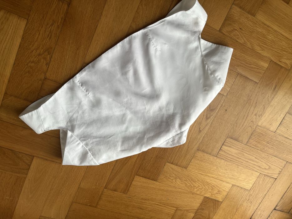 Białe bolerko ślubne