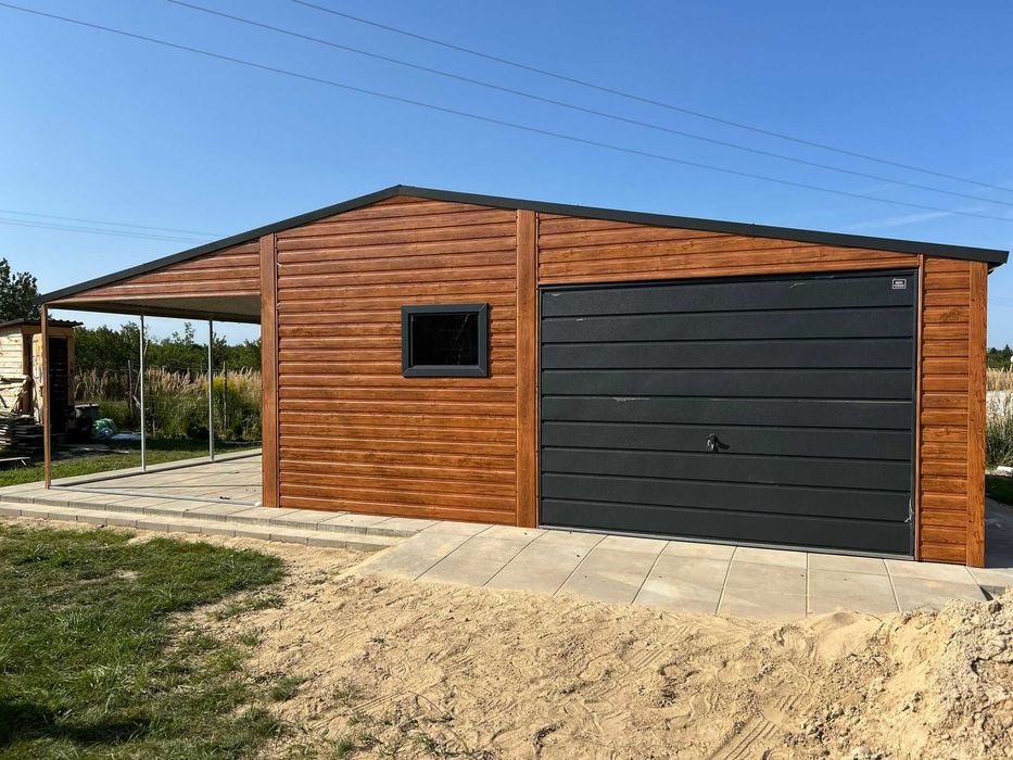 Garaż Blaszany 8.5×5m z Wiatą dwuspadowy, Brama uchylna, Drewnopodobny