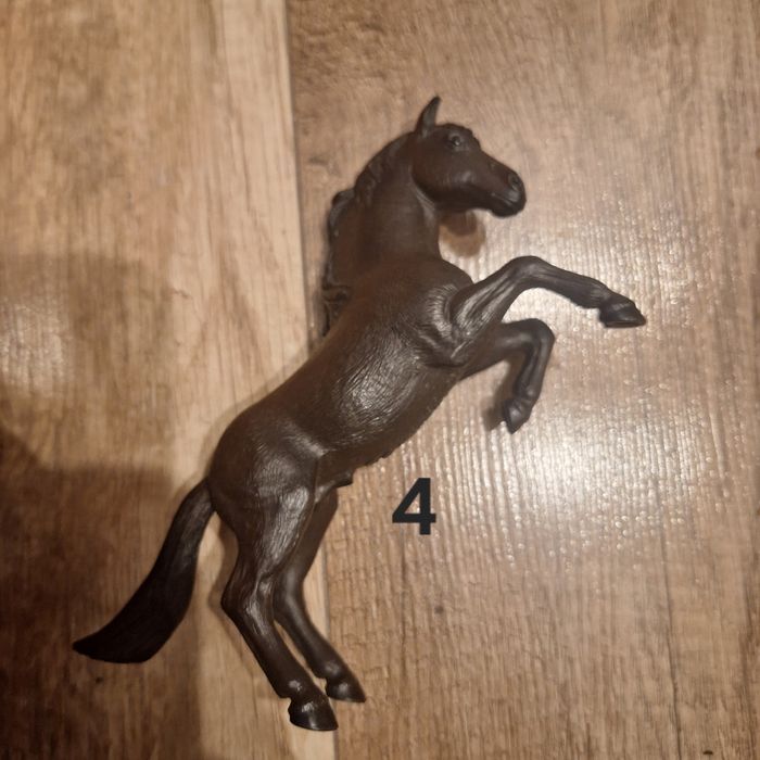 Kolekcjonerskie figurki koników schleich