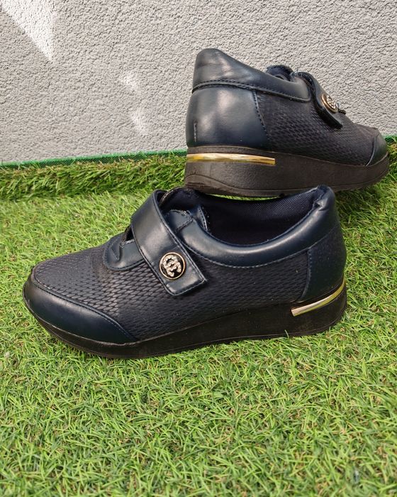 Eleganckie, granatowe półbuty dla chłopca w rozmiarze 35