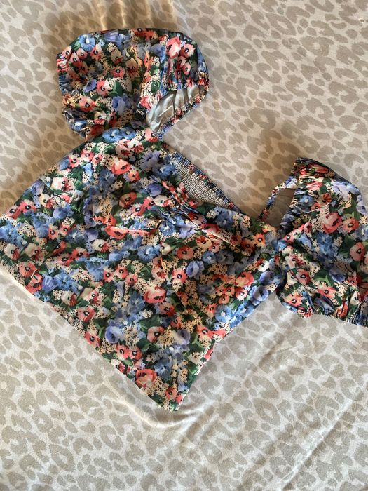 Top w kwiaty z bufiastymi rękawami