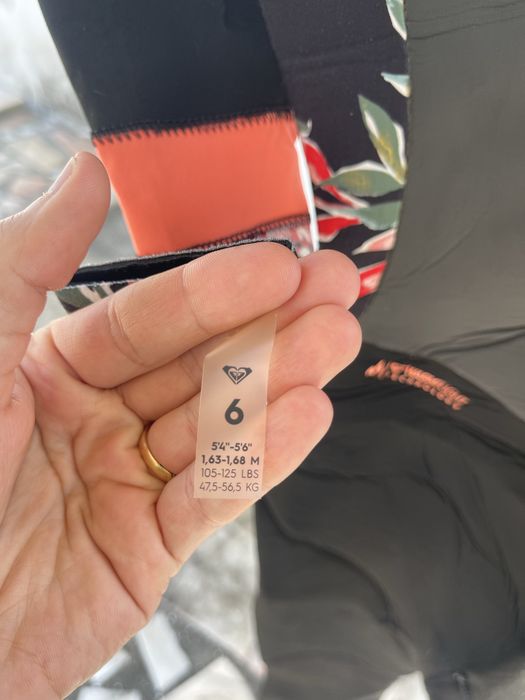 Fato de surf Roxy 4/3 mm para mulher, em bom estado geral.