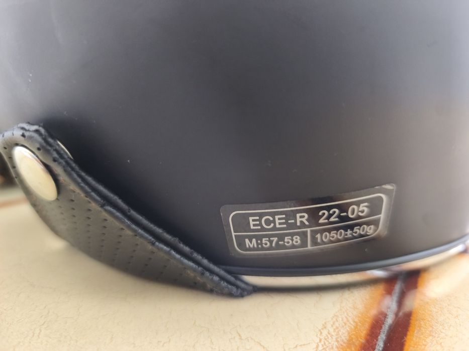 Capacetes a preço de ocasião.