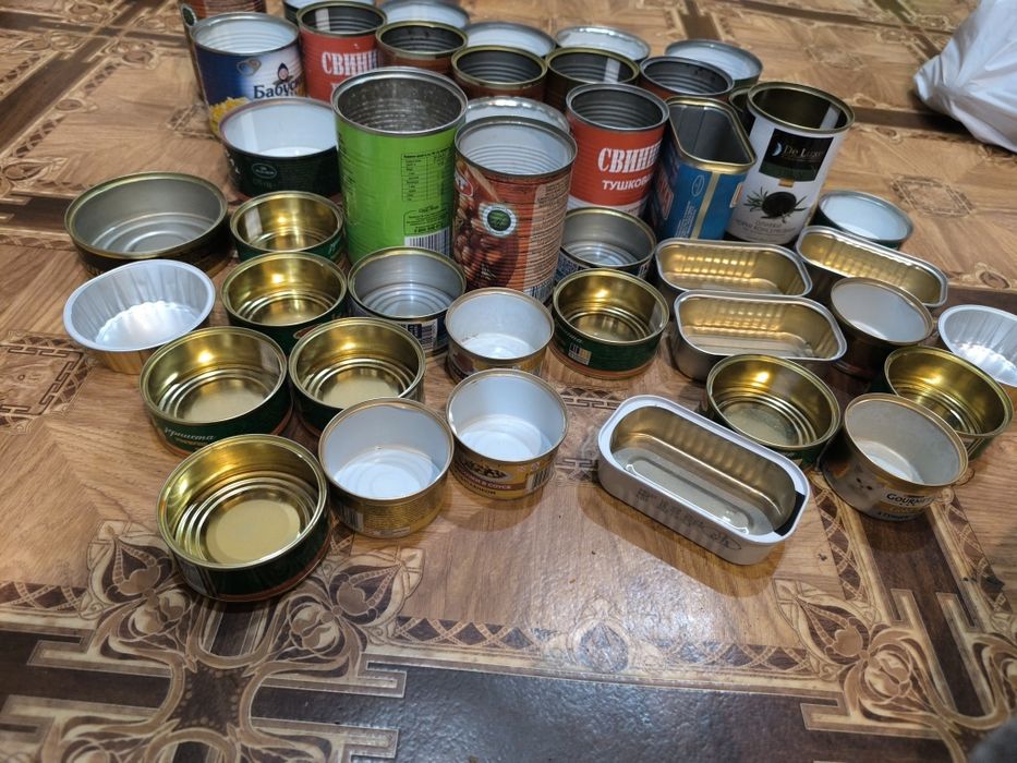 Віддам жестяні банки