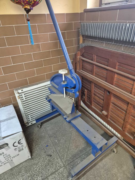 Nożyce do blachy, gilotyna ręczna z fundamentem na kółkach