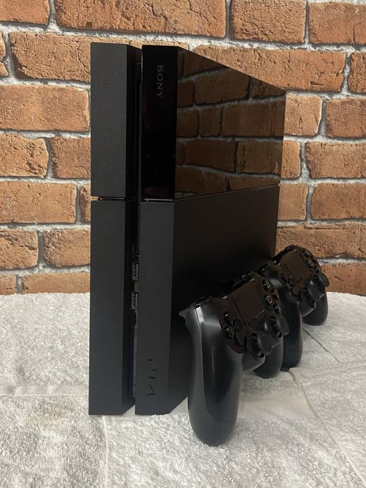 Ps4 c/caixa + 3 jogos, 1 comandos e fones