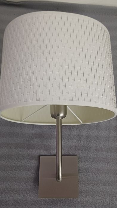 Dwa kinkiety owalne białe z żarówką . Szt . 25 zł..