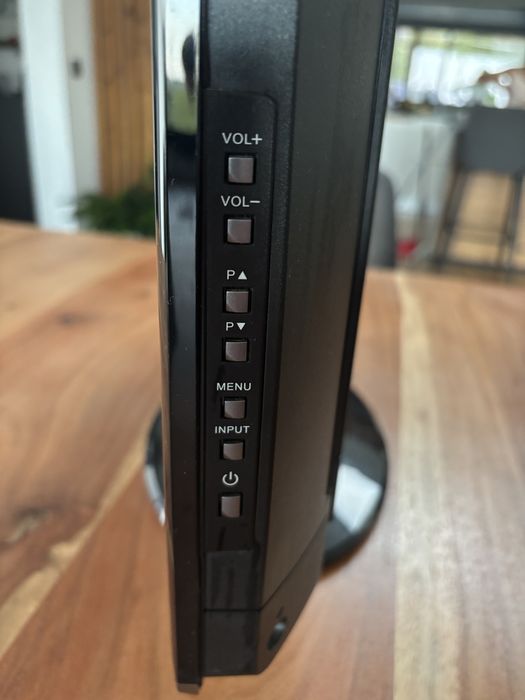 Televisão / Monitor Hannspree 19" LCD - HDMI/VGA - Ideal p/ Cozinha ou Gaming Retro