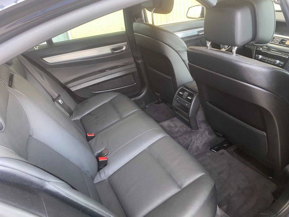 BMW 750I V8 Biturbo 4395 cc 407 cavalos, azul escuro