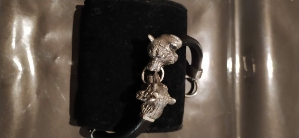 Pulseira com dois leões em prata oxidada com brilhantes e cabedal cozi