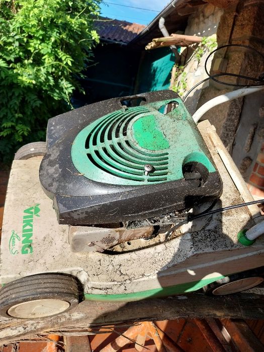 Duas máquinas corta relva (com tracção ) para desocupar